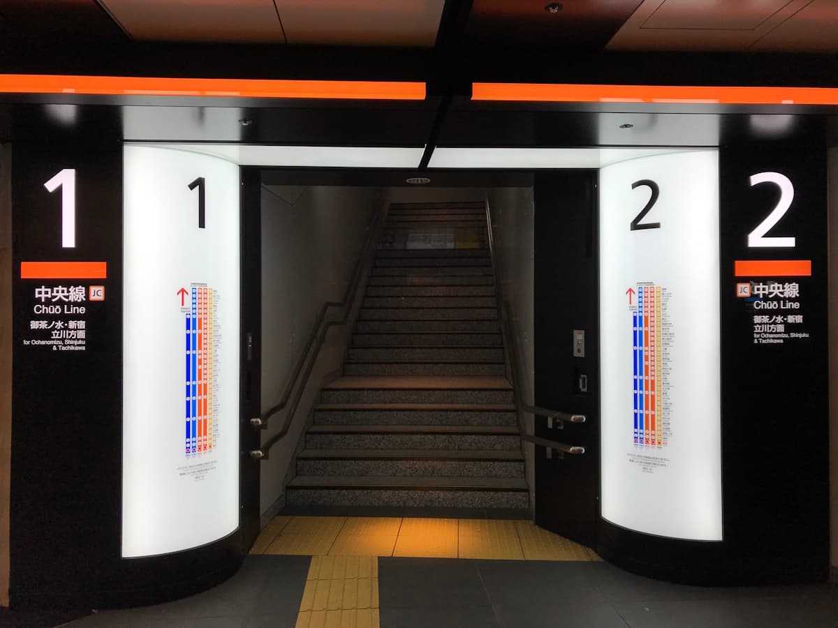 (株)ハ―ベストによる東京駅構内サインフレーム