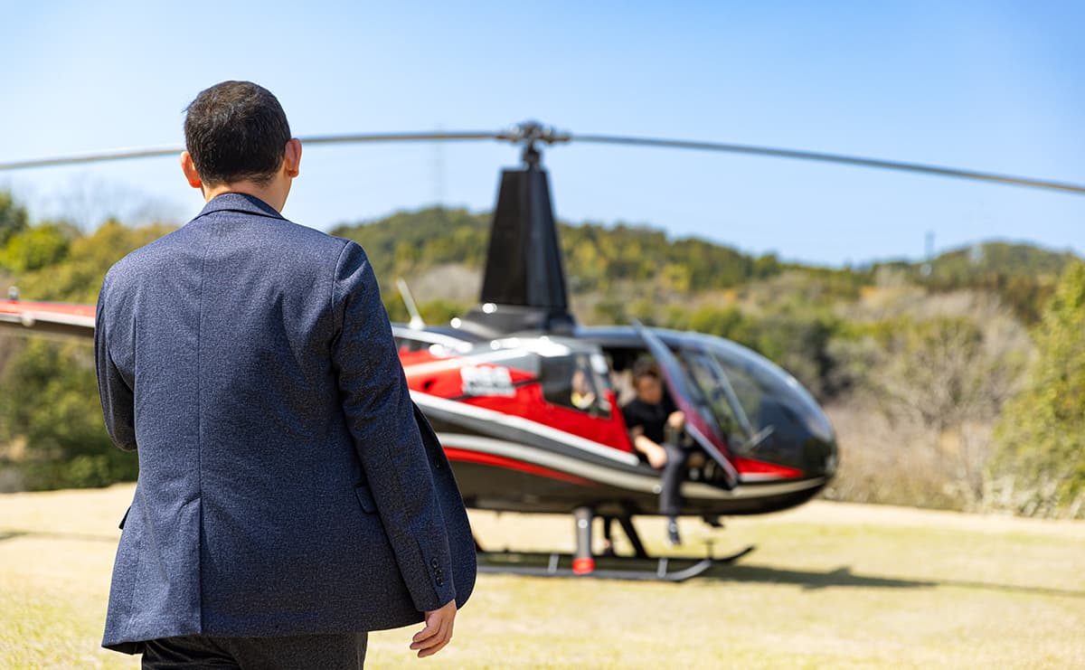山上のリゾートへ、ヘリでチェックインする