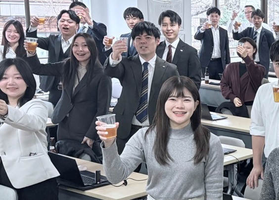 フォーシーズの「飲み会議」の様子