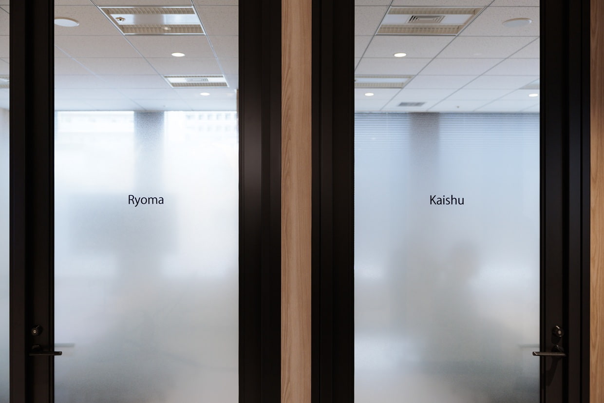 Byside社の会議室のトビラ