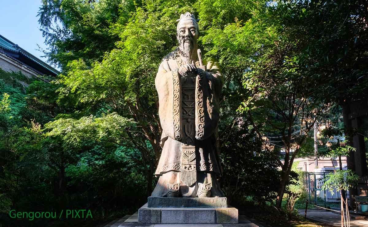 湯島聖堂の孔子像